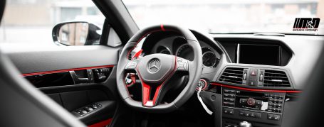 Mercedes E-Coupe C207 - Complete interior including dashboard, instrument panel, steering wheel, steering wheel pot and seats in polished candy red